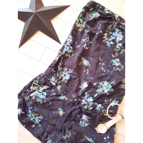 ✨3/$15 Garage | Strapless Floral Romper - Picture 2 of 3